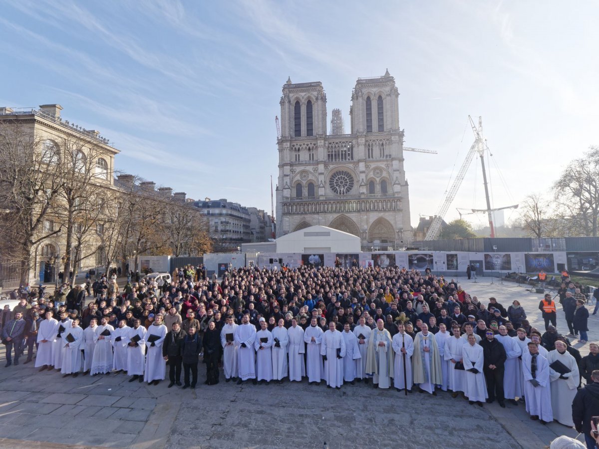 Prière sur le parvis de Notre-Dame de Paris. Samedi 2 décembre 2023. © Yannick Boschat / Diocèse de Paris.