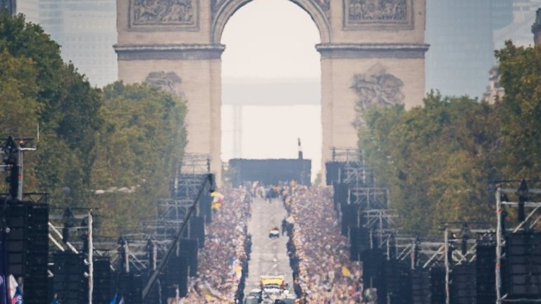 Messe à la Concorde et aux Champs-Élysées présidée par le pape Léon XIV. (c) Liam Hoarau / Diocèse de Paris.