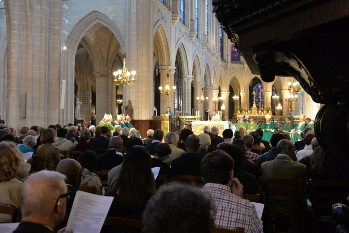 Imposition du pallium à Mgr Laurent Ulrich. © Marie-Christine Bertin / Diocèse de Paris.