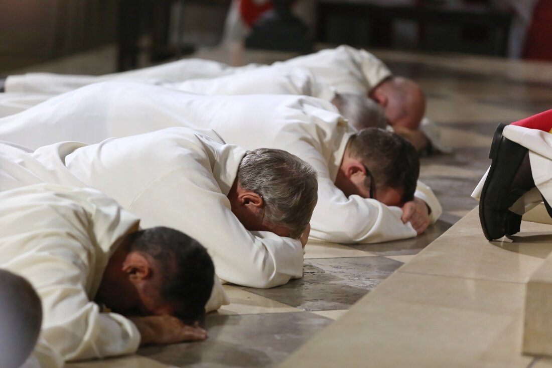 Prostration et litanie des saints. © Yannick Boschat / Diocèse de Paris.