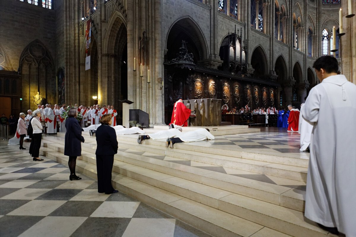 Prostration des ordinands. © Yannick Boschat / Diocèse de Paris.