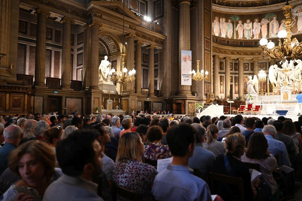 Messe de bénédiction des volontaires pour la visite du Pape Léon XIV à Paris. © Marie-Christine Bertin / Diocèse de Paris.