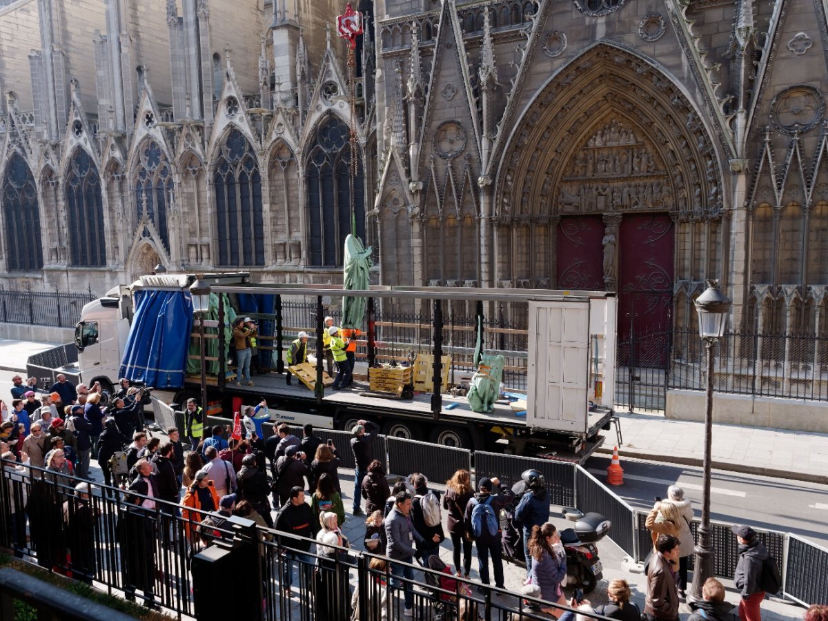 Dépose des 16 statues de la flèche de Notre-Dame de Paris. © Yannick Boschat / Diocèse de Paris.