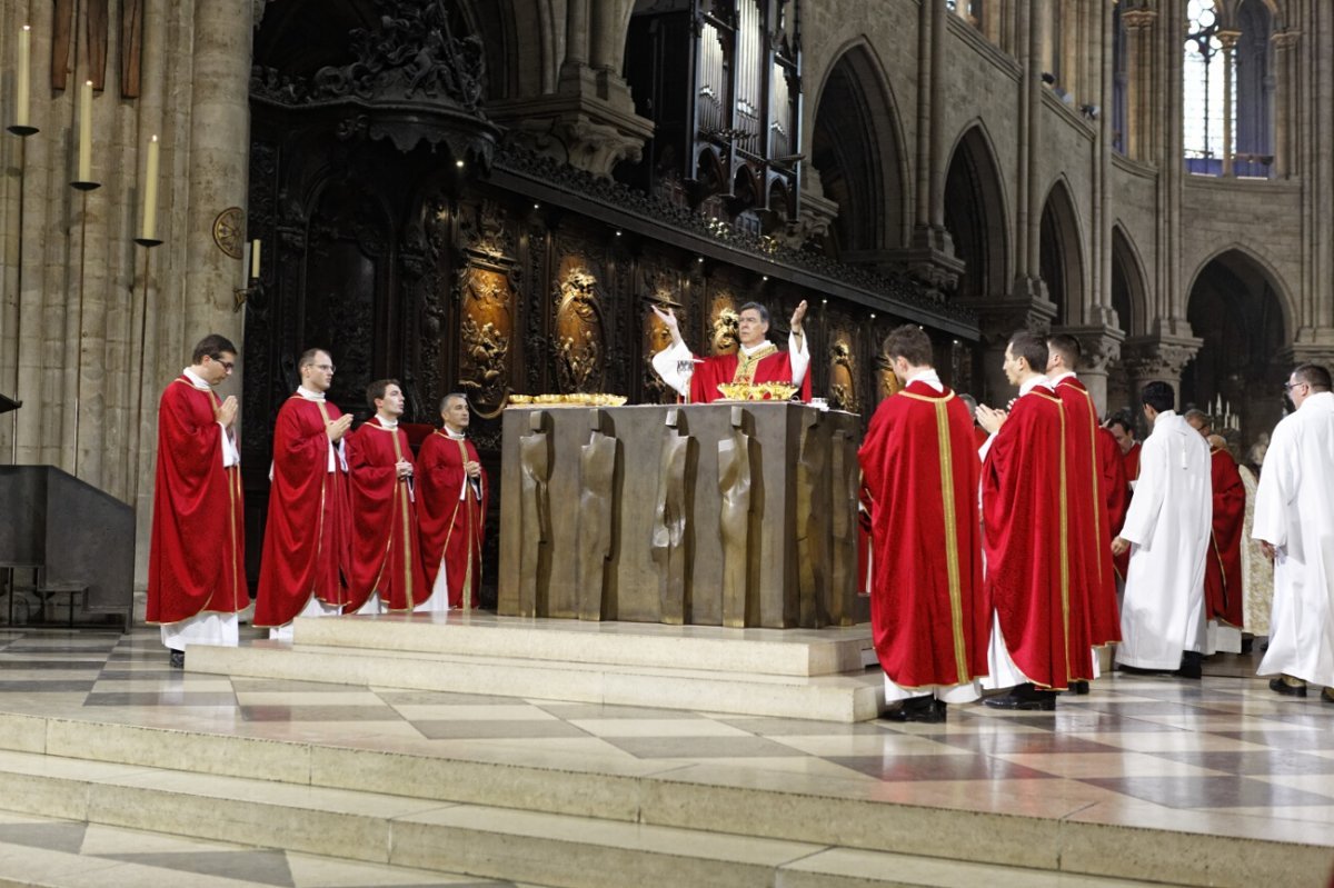 Les nouveaux prêtres concélèbrent la messe des ordinations. © Yannick Boschat / Diocèse de Paris.