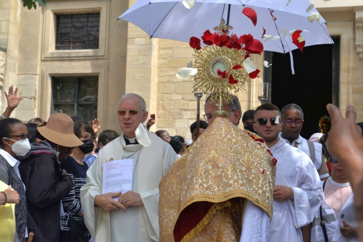 Procession de la Fête-Dieu. © Marie-Christine Bertin / Diocèse de Paris.