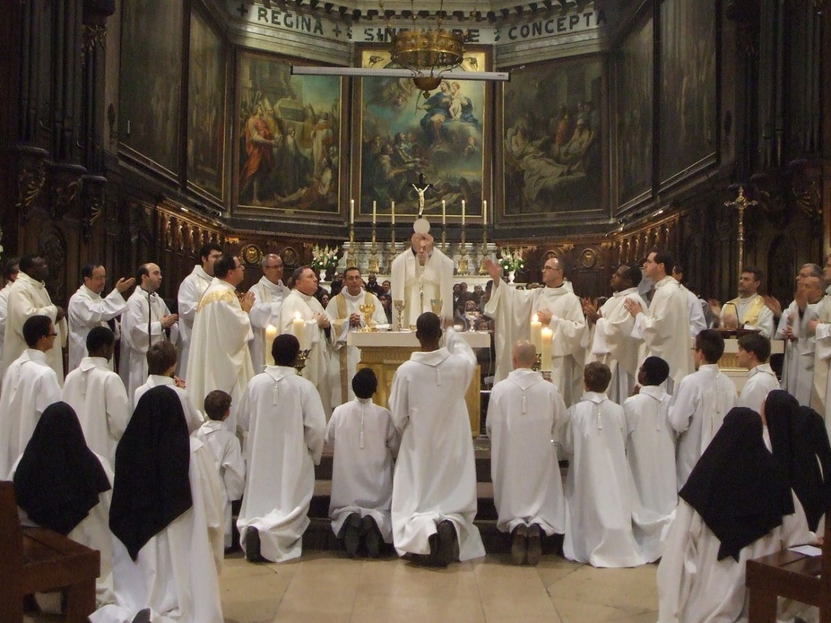 Beaucoup d'enfants de chœur servaient la messe. Ils ont eu le privilège (…). © Notre-Dame des Victoires 