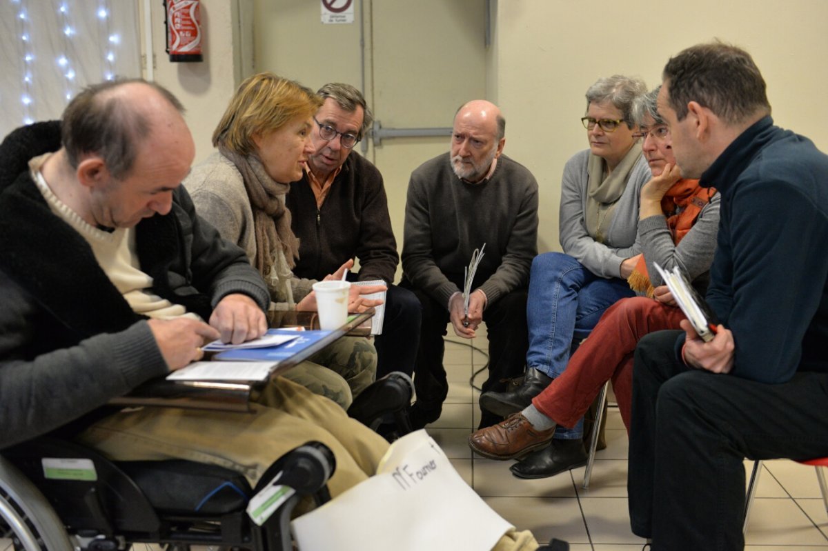 Échanges et partages par groupes. © Marie-Christine Bertin / Diocèse de Paris.