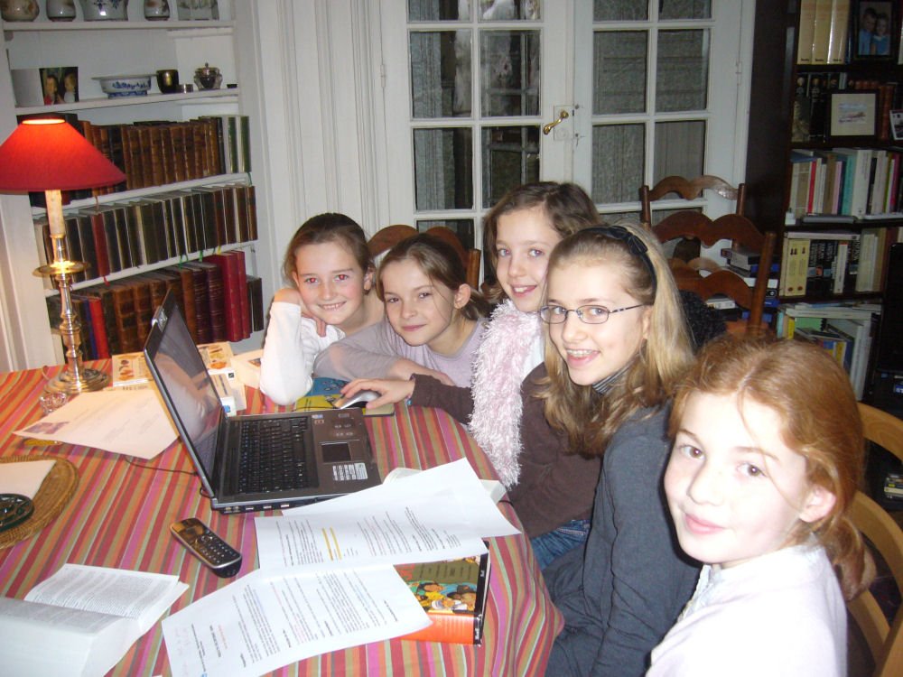 Février 2009 : Jeu sur internet pour les enfants. Les enfants, par équipe, ont répondu à un questionnaire en ligne et se sont retrouvés à la paroisse Saint-Ferdinand où Mgr de Dinechin a procédé à la remise de prix. 