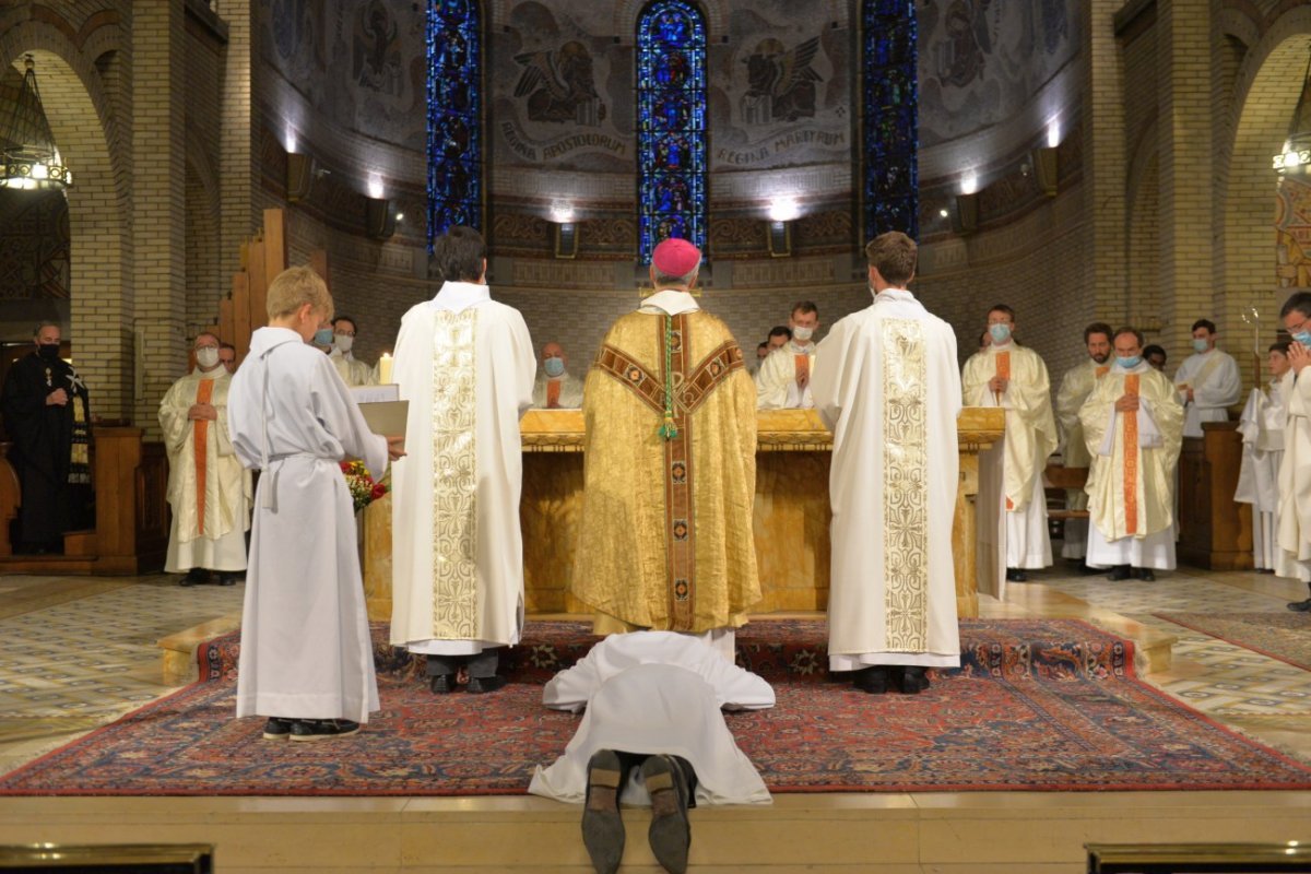 Ordinations diaconales en vue du sacerdoce : Étienne Lizée à Saint-Léon (15e). © Marie-Christine Bertin / Diocèse de Paris.