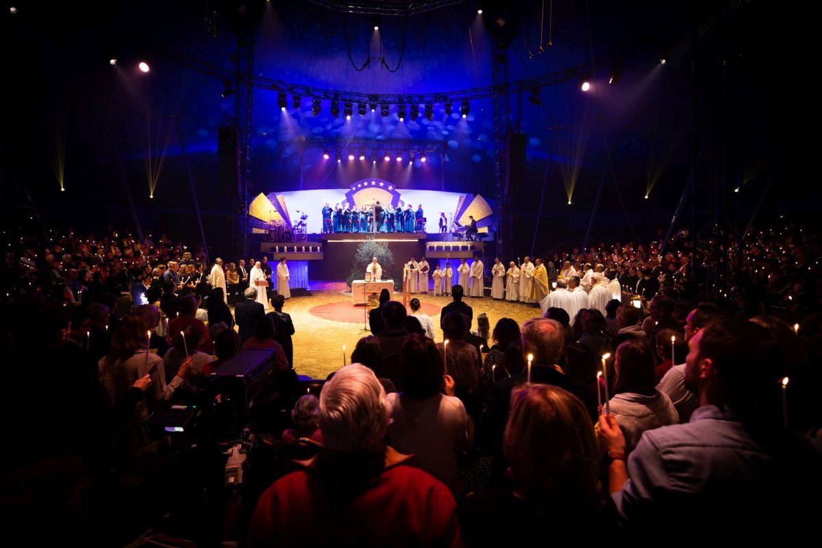 Messe de minuit sous le chapiteau du Cirque Gruss 2022. © Olivier Braj.