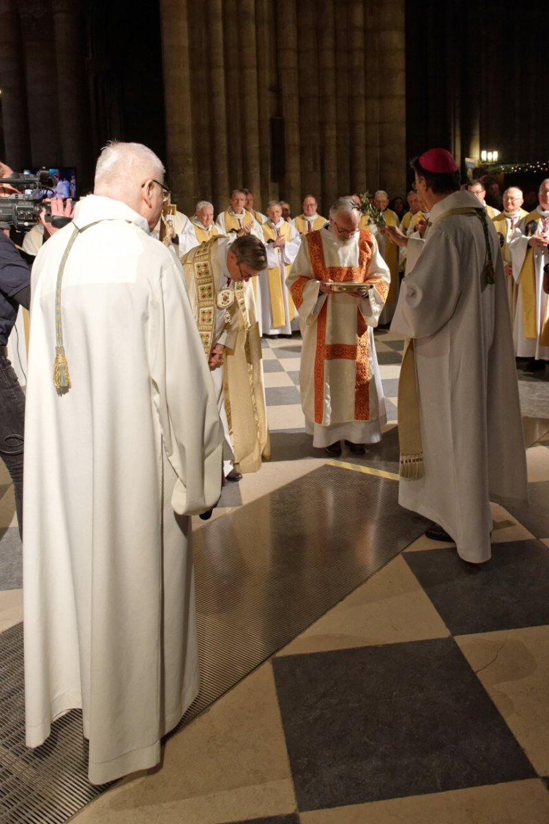 Aspersion par le nouvel archevêque du doyen et du clergé présent. © Yannick Boschat / Diocèse de Paris.