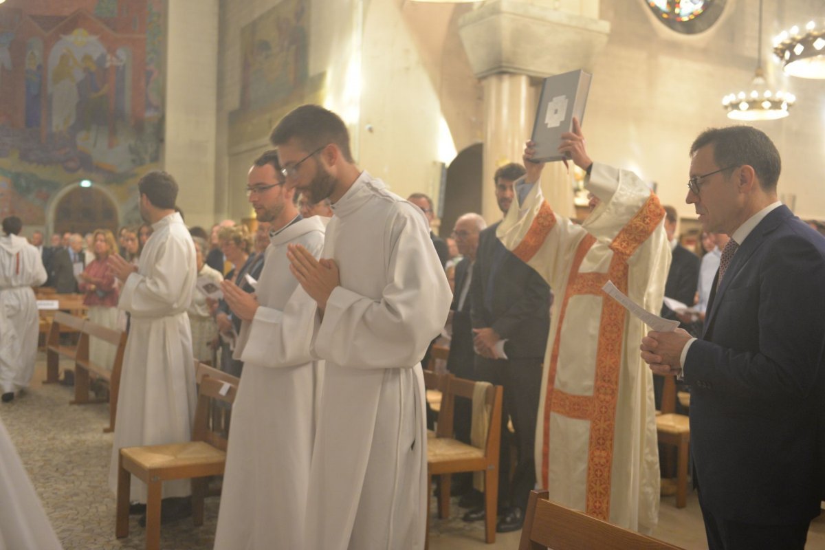 Ordinations diaconales en vue du sacerdoce à Saint-Ferdinand des Ternes (17e). © Marie-Christine Bertin / Diocèse de Paris.