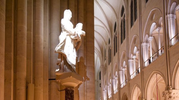 Au cœur de la nuit, Notre Dame veille