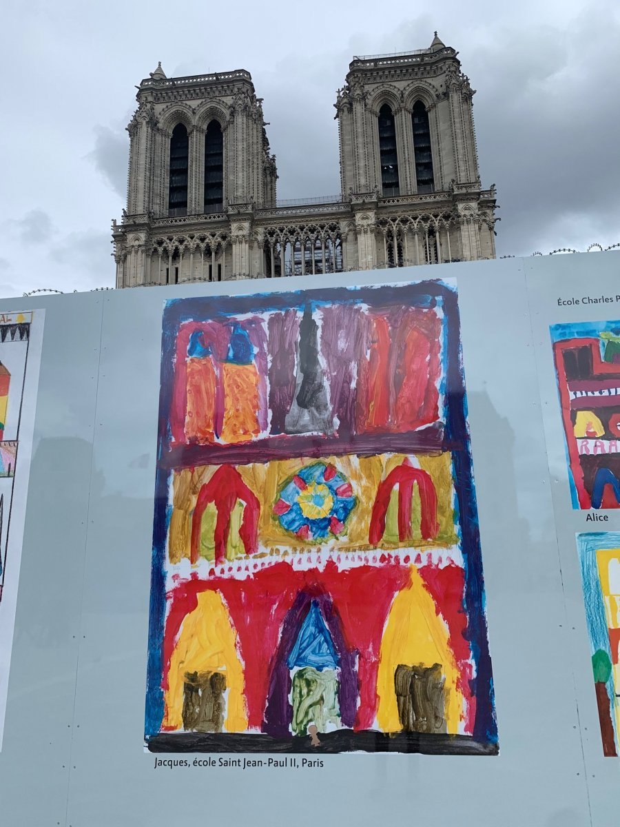 Installation des dessins sur les palissades du chantier. © Karine Dalle.