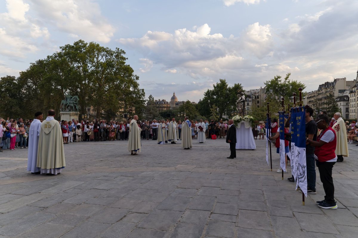 Veille de l'Assomption 2026 : proclamation de l'Évangile et (…). © Yannick Boschat / Diocèse de Paris.