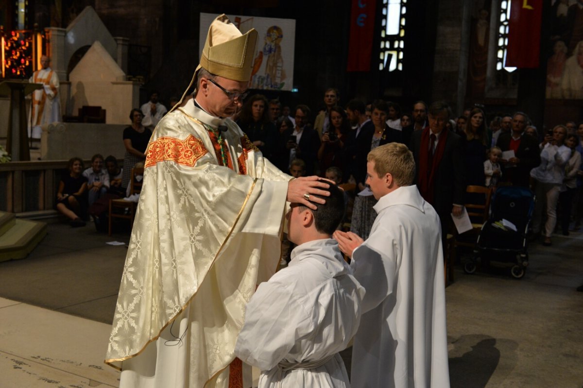 Ordinations diaconales en vue du sacerdoce 2019. Par Mgr Thibault Verny, évêque auxiliaire de Paris, le 8 septembre 2019 au Saint-Esprit. © Marie-Christine Bertin / Diocèse de Paris.