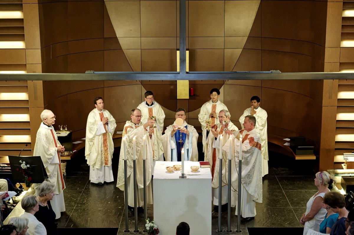 Messe concélébrée par tous les curés de Notre-Dame de l'Arche (…). © Trung Hieu Do / Diocèse de Paris.