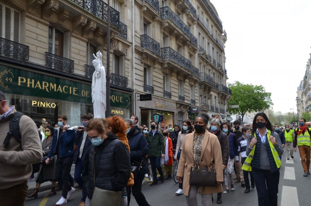 Marche vers Notre-Dame de Paris. © Michel Pourny.