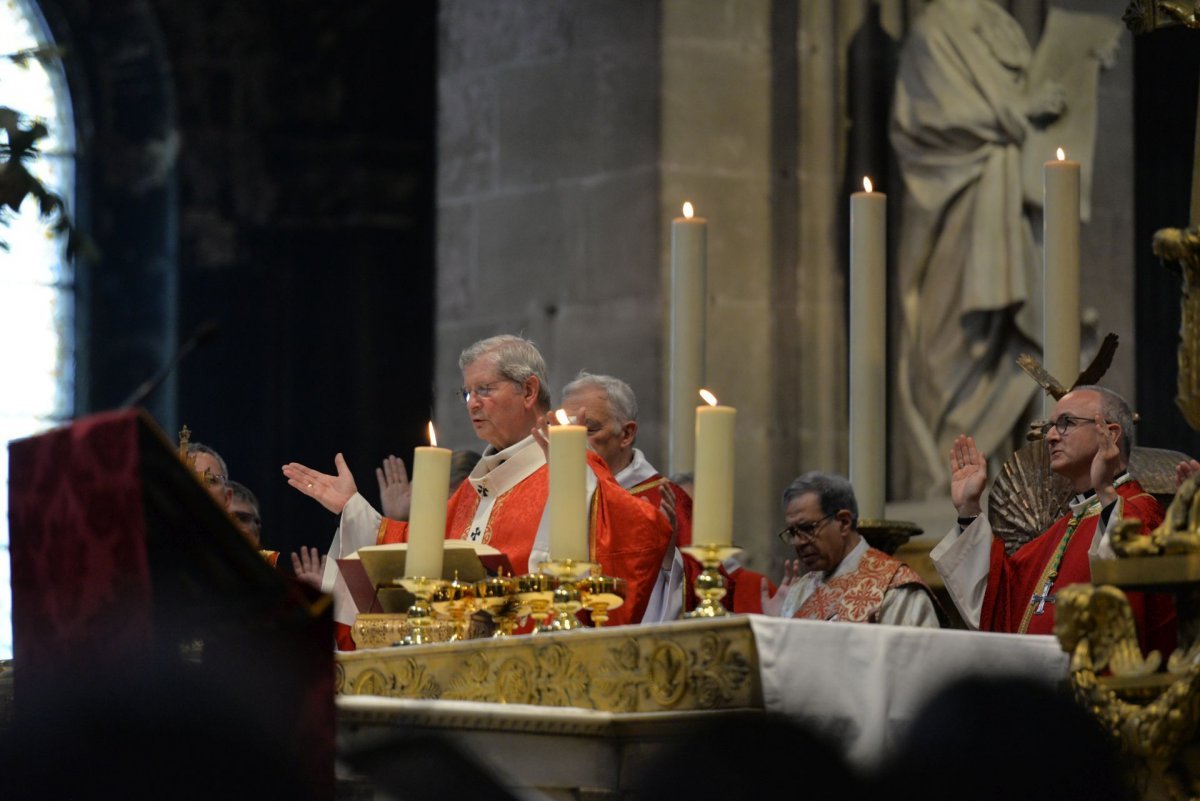 Confirmation des adultes au cours de la Vigile de Pentecôte 2023, (…). © Marie-Christine Bertin / Diocèse de Paris.