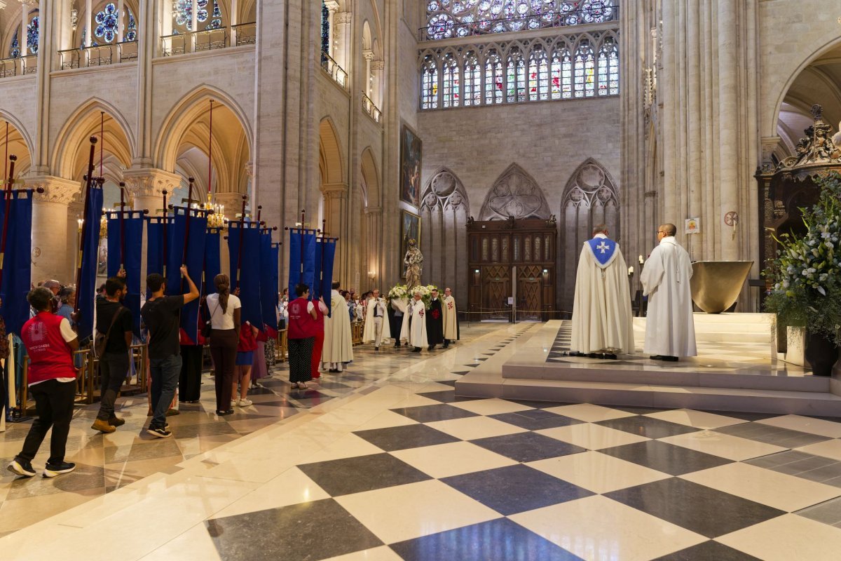 Procession dans la Cathédrale pour l'Assomption 2026. © Yannick Boschat / Diocèse de Paris.