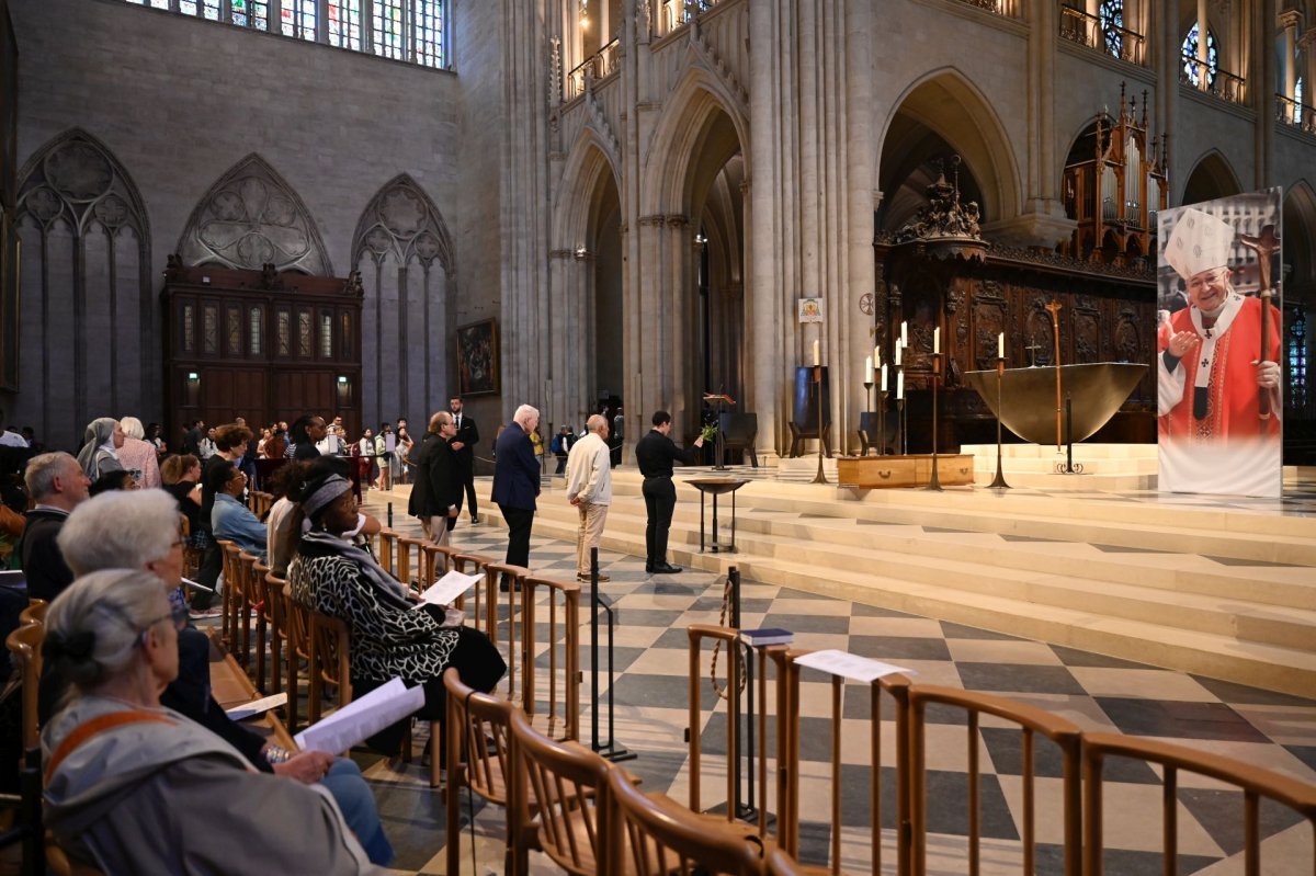 Prière à 16h. © Marie-Christine Bertin / Diocèse de Paris.