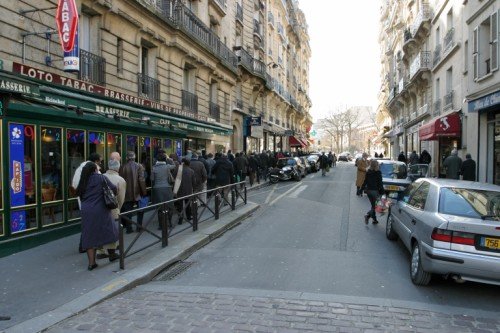 Les participants sortant de l'église. 