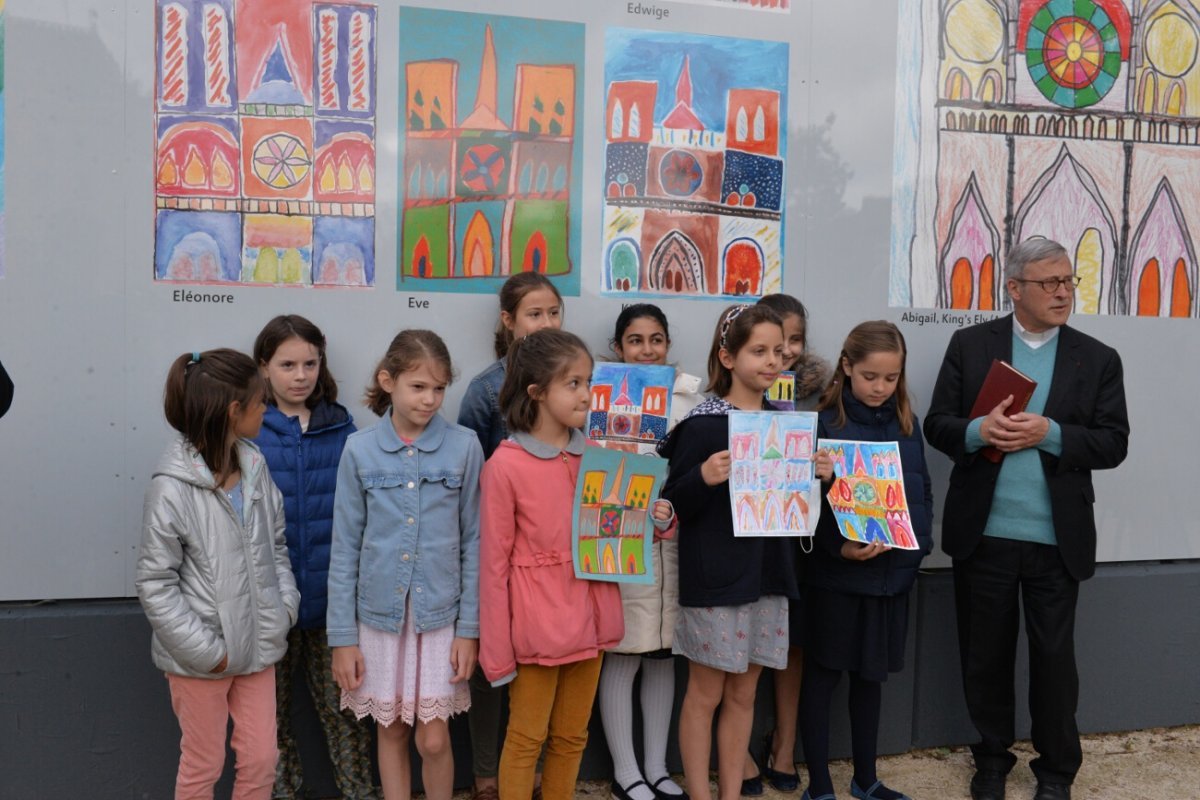 Inauguration de l'exposition de dessins au pied de la cathédrale. © Marie-Christine Bertin / Diocèse de Paris.