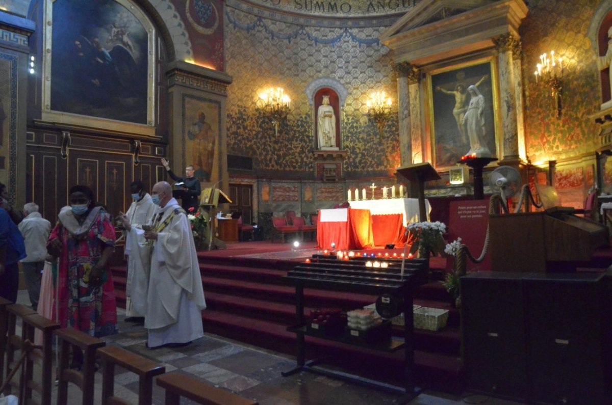 Vénération d'une relique de saint-Louis. © Michel Pourny / Diocèse de Paris.