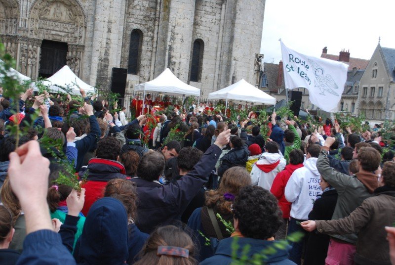 Mars 2010 : 75 ans du pèlerinage de Chartres. 2000 participants dont 300 anciens étudiants du pèlerinage invités à cet l'anniversaire. 