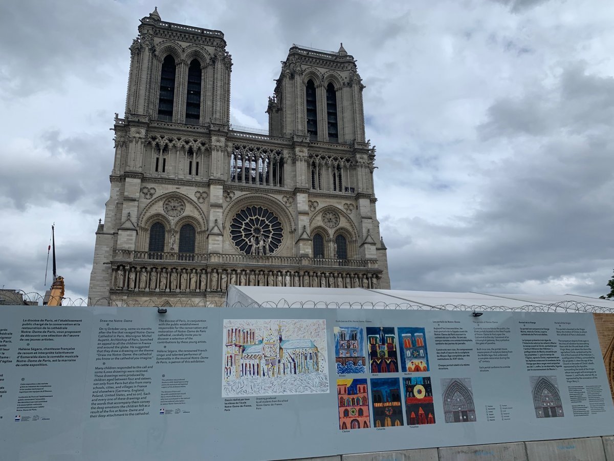 Installation des dessins sur les palissades du chantier. © Karine Dalle.