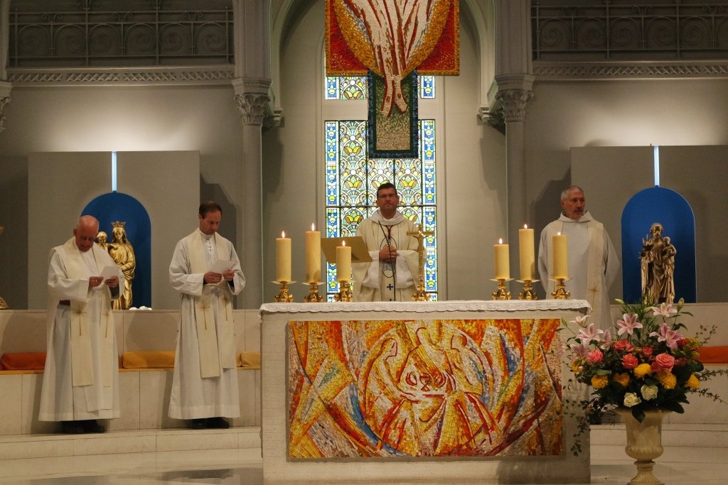 Messe célébrée par le père de Menthière. © Sœur Marie-Jacques.