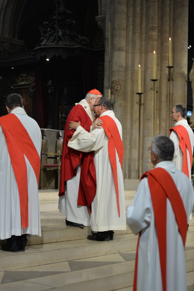 Accolade de l'archevêque. © Yannick Boschat / Diocèse de Paris.