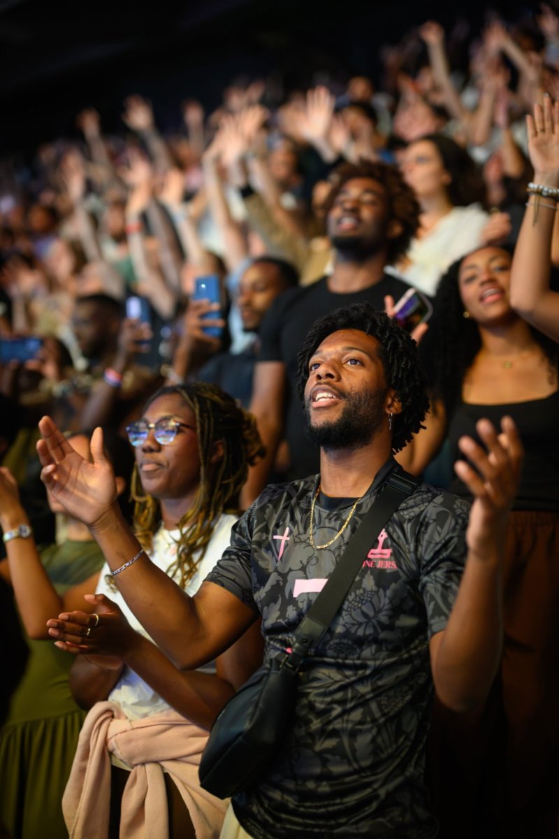 Jeunes en prière durant la veillée avec le Pape au Stade de France le 25 (…). © Jean-Baptiste Delerue / Diocèse de Paris.