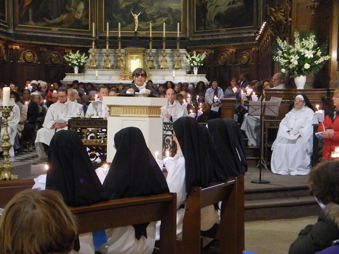 Liturgie de la Parole, lecture en braille par un représentant de Voir Ensemble. © Marie-Christine Bertin / Diocèse de Paris.