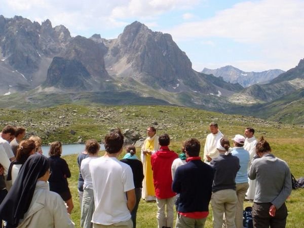 Août : Camp Bible. Camp d'approfondissement de la Bible pour les 18-30 ans à Briançon. 