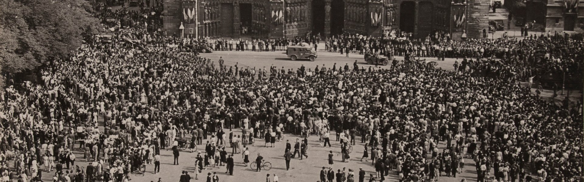 Devant Notre-Dame, en 1944, la foule attend le Général de Gaulle.. (c) Paris Musées / Musée Carnavalet - Histoire de Paris.