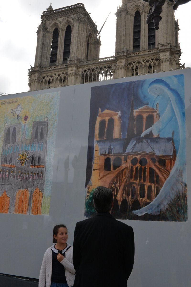 Inauguration de l'exposition de dessins au pied de la cathédrale. © Marie-Christine Bertin / Diocèse de Paris.