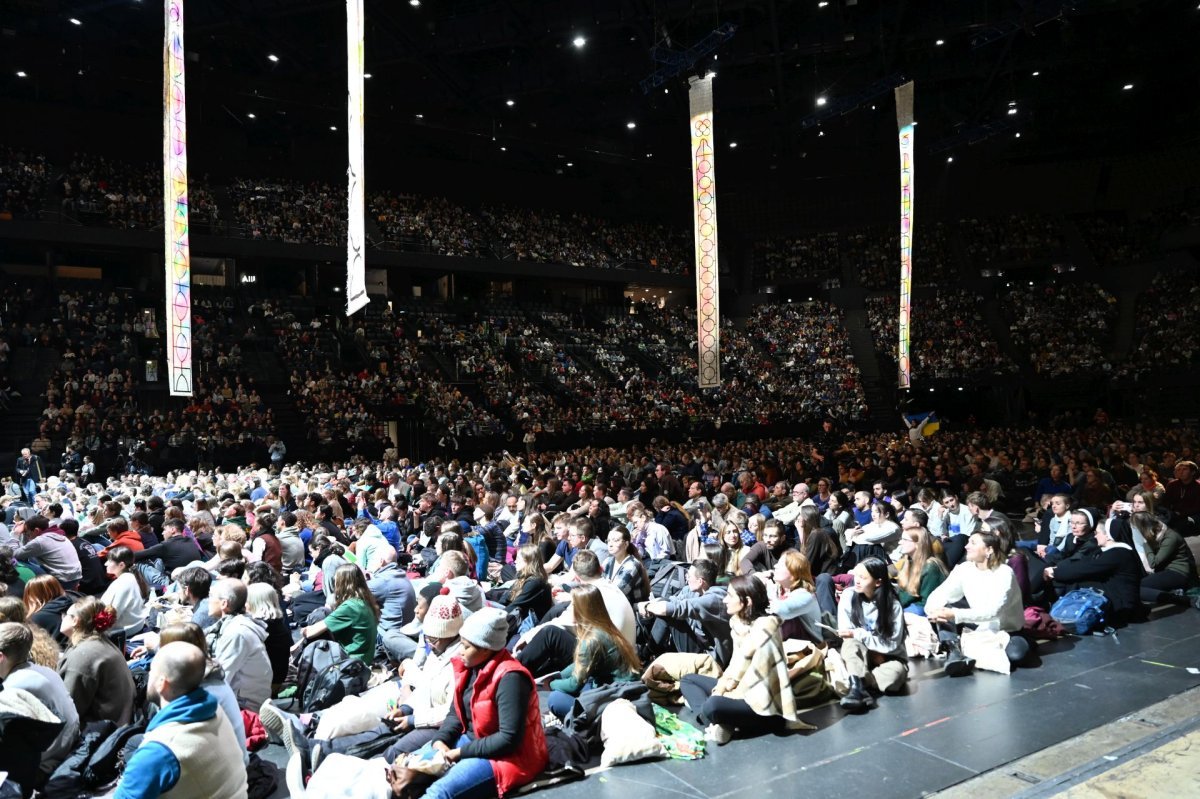 Prière du soir à l'Accor Arena à Bercy. © Marie-Christine Bertin / Diocèse de Paris.