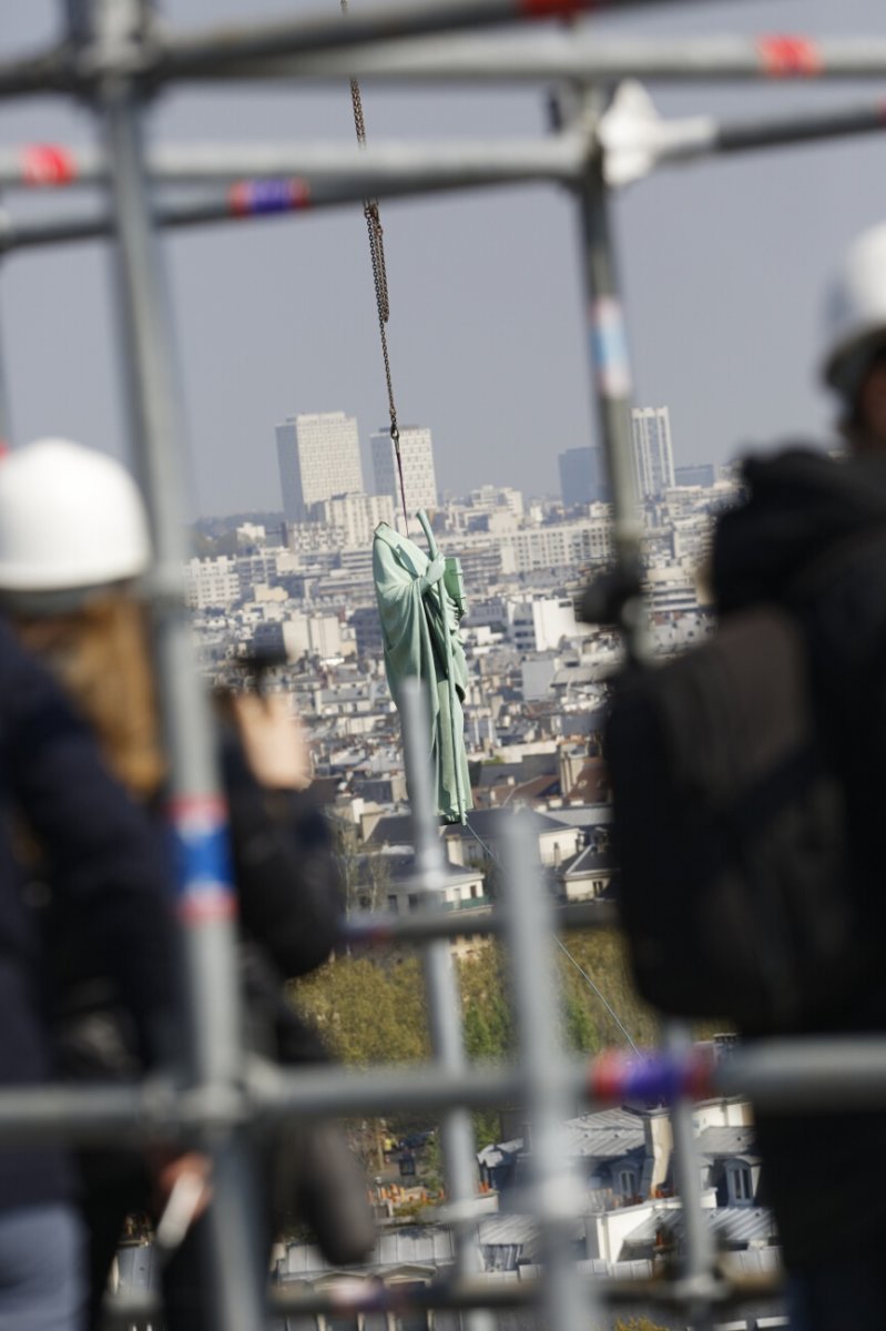 Dépose des 16 statues de la flèche de Notre-Dame de Paris. © Yannick Boschat / Diocèse de Paris.