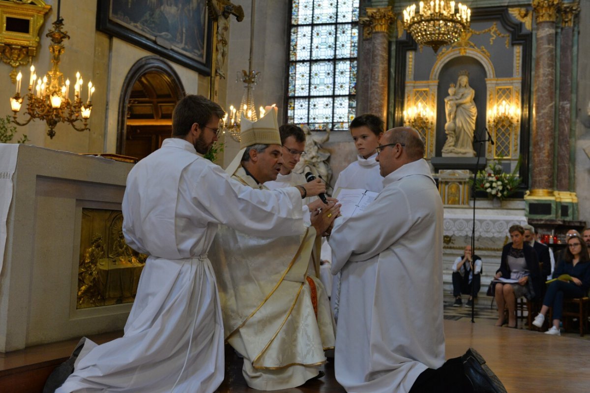 Ordinations diaconales en vue du sacerdoce 2019. Par Mgr Denis Jachiet, évêque auxiliaire de Paris, le 22 septembre 2019 à Saint-Paul-Saint-Louis. © Marie-Christine Bertin / Diocèse de Paris.