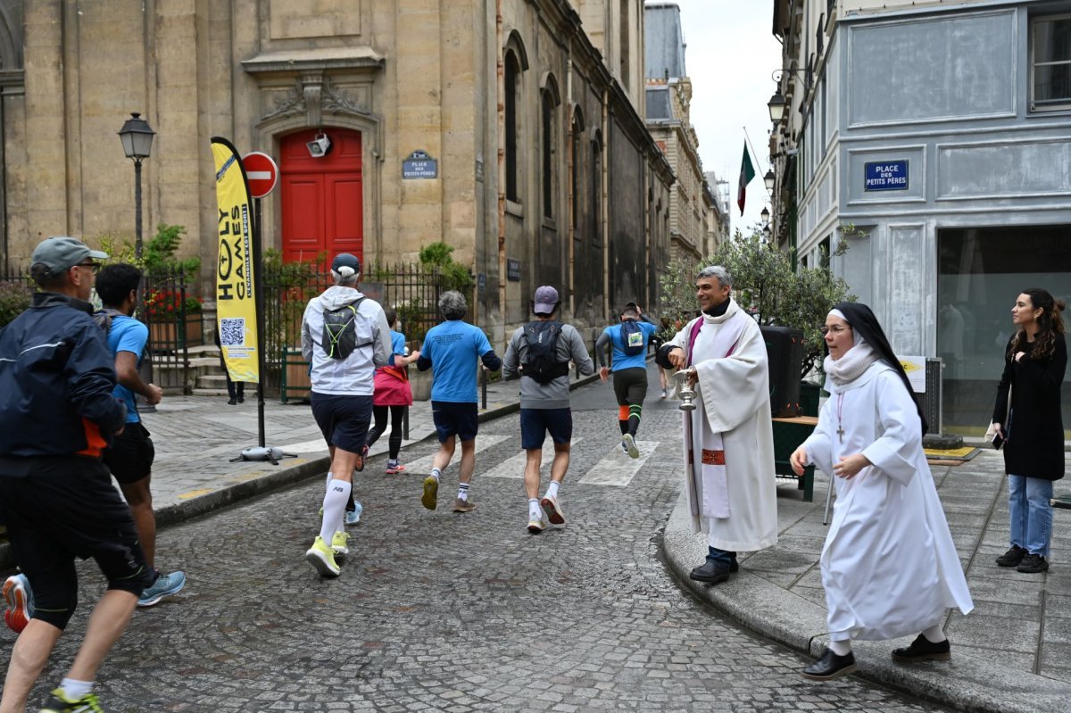 Course “Paris églises tour”. Passage à Notre-Dame des Victoires. © Marie-Christine Bertin / Diocèse de Paris.