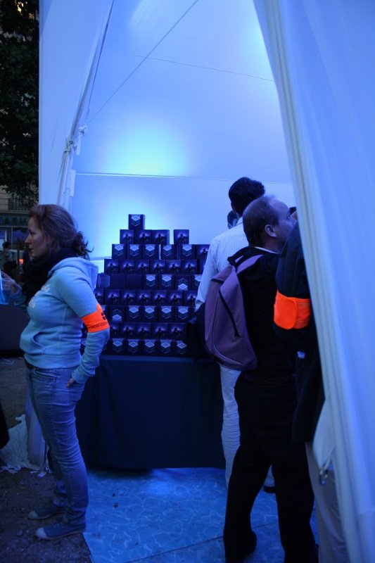 Des étudiants ont assuré le service de sécurité. Au fond, la pyramide des cubes.. © Charlotte Reynaud.