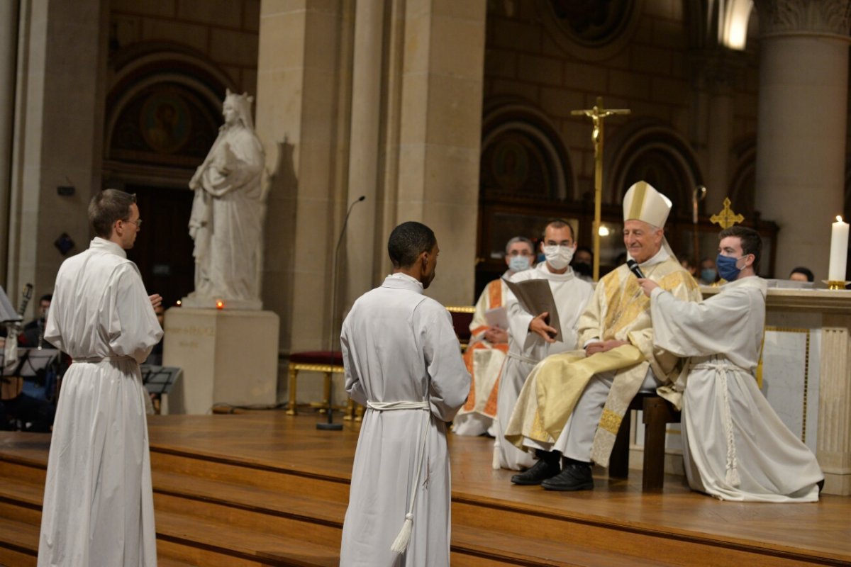 Ordinations diaconales en vue du sacerdoce 2020 à Saint-Ambroise (11e). © Marie-Christine Bertin / Diocèse de Paris.