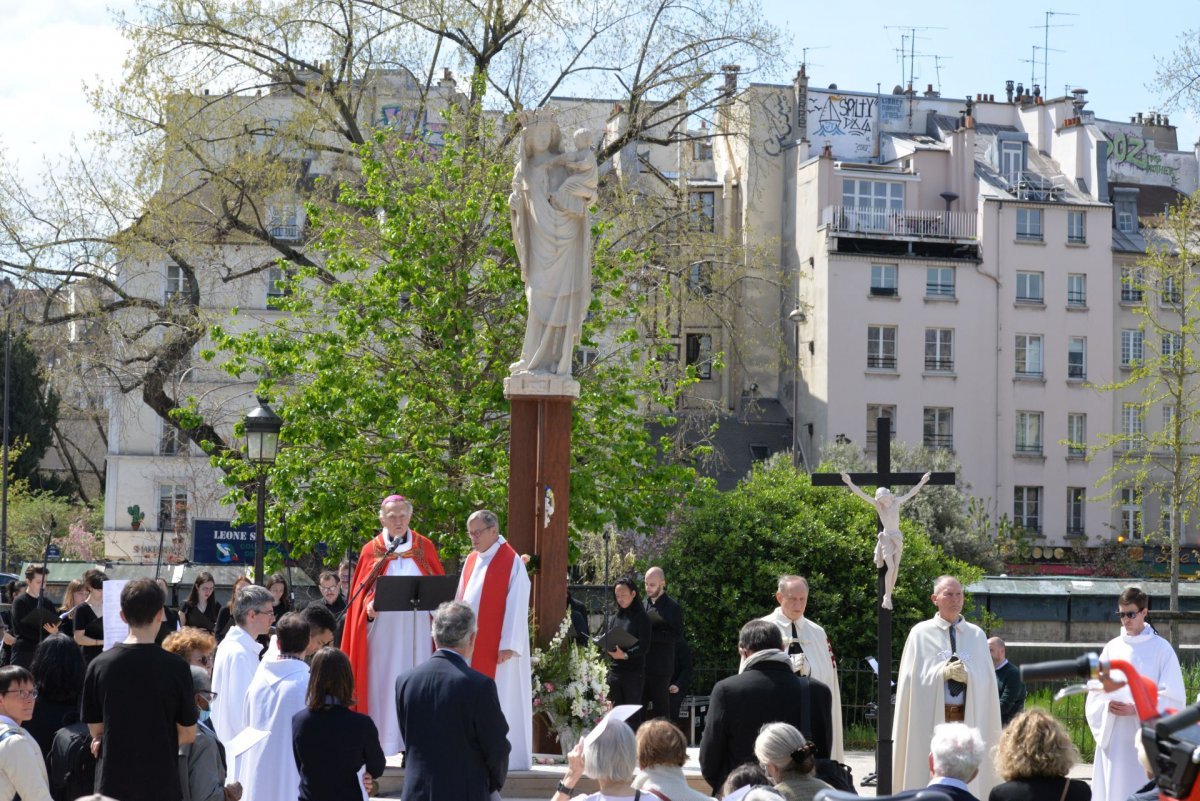 Méditation au pied de la croix avec Charles de Foucauld. © Marie-Christine Bertin / Diocèse de Paris.