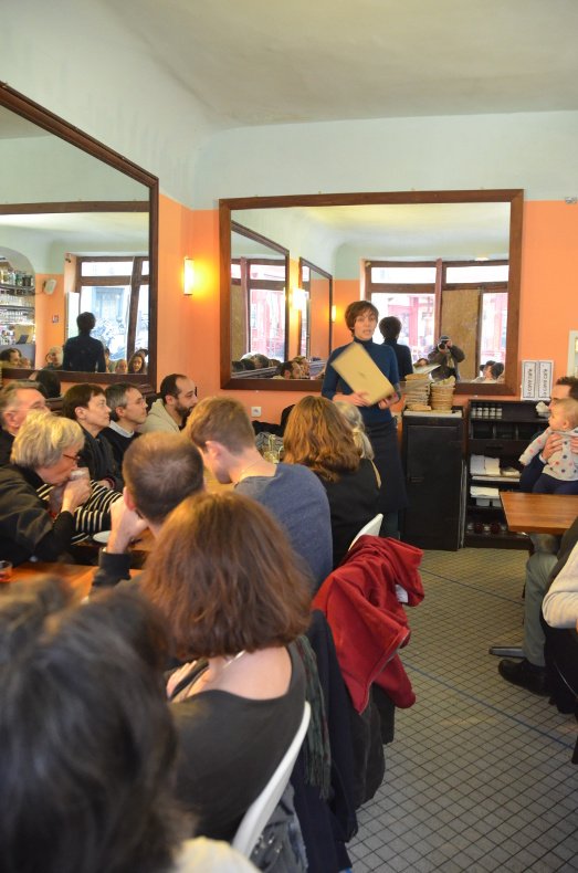 Contes dans un café à Notre-Dame de Clignancourt (18e). © Marie-Christine Bertin / Diocèse de Paris.