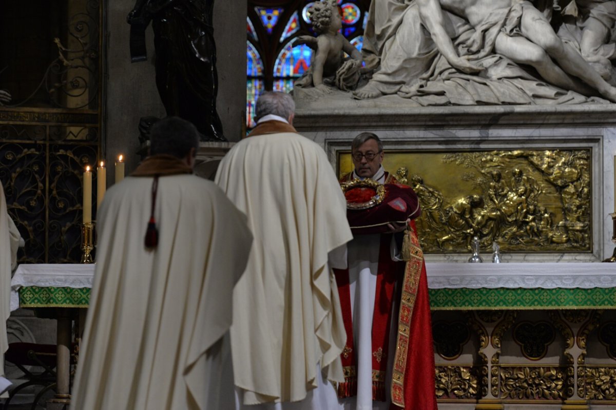 Vénération de la couronne d'épines. © Marie-Christine Bertin / Diocèse de Paris.