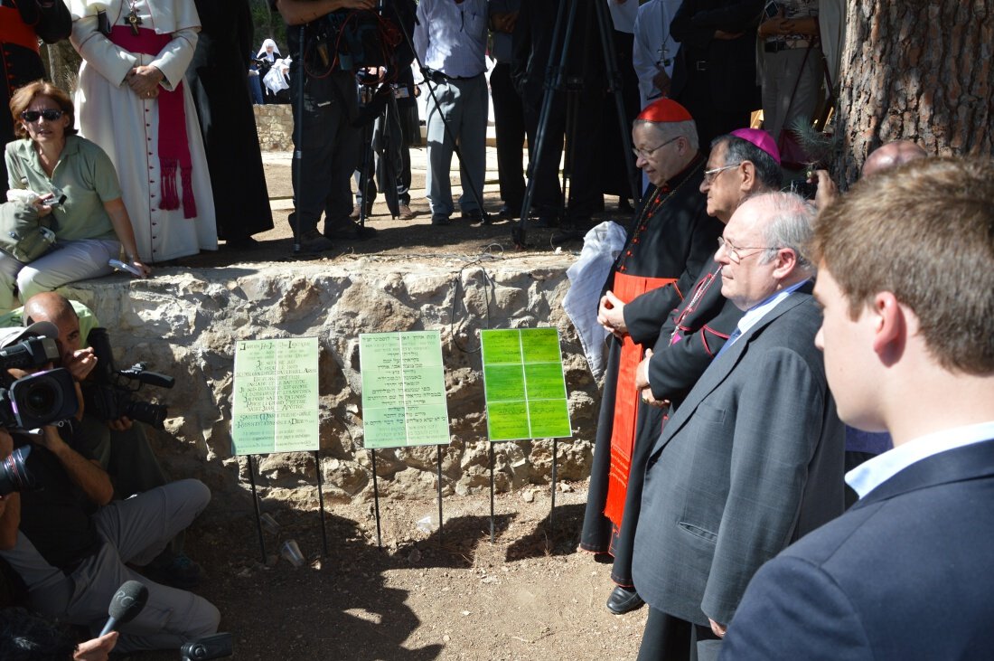 Le dévoilement des plaques. © Pierre-Louis Lensel / Diocèse de Paris.