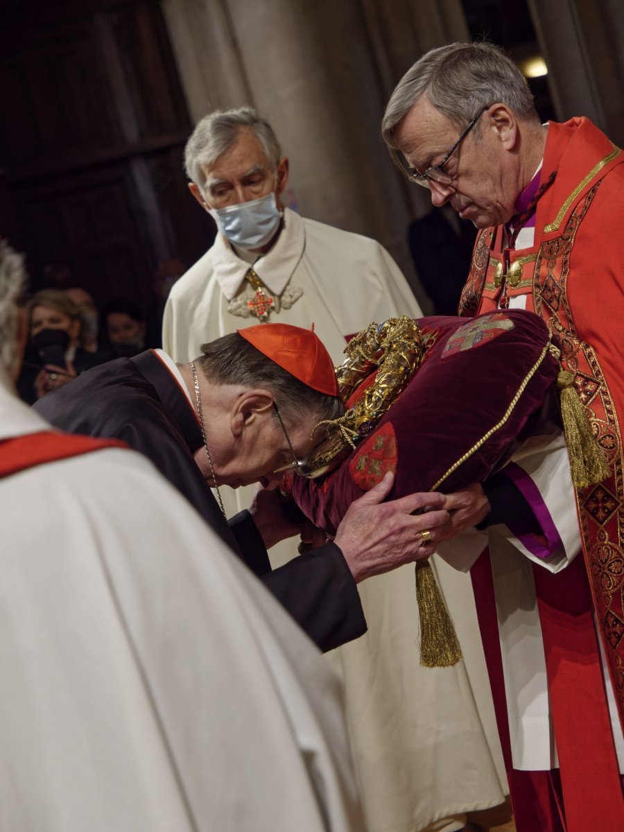 Ostention de la sainte couronne d'épines. © Yannick Boschat / Diocèse de Paris.