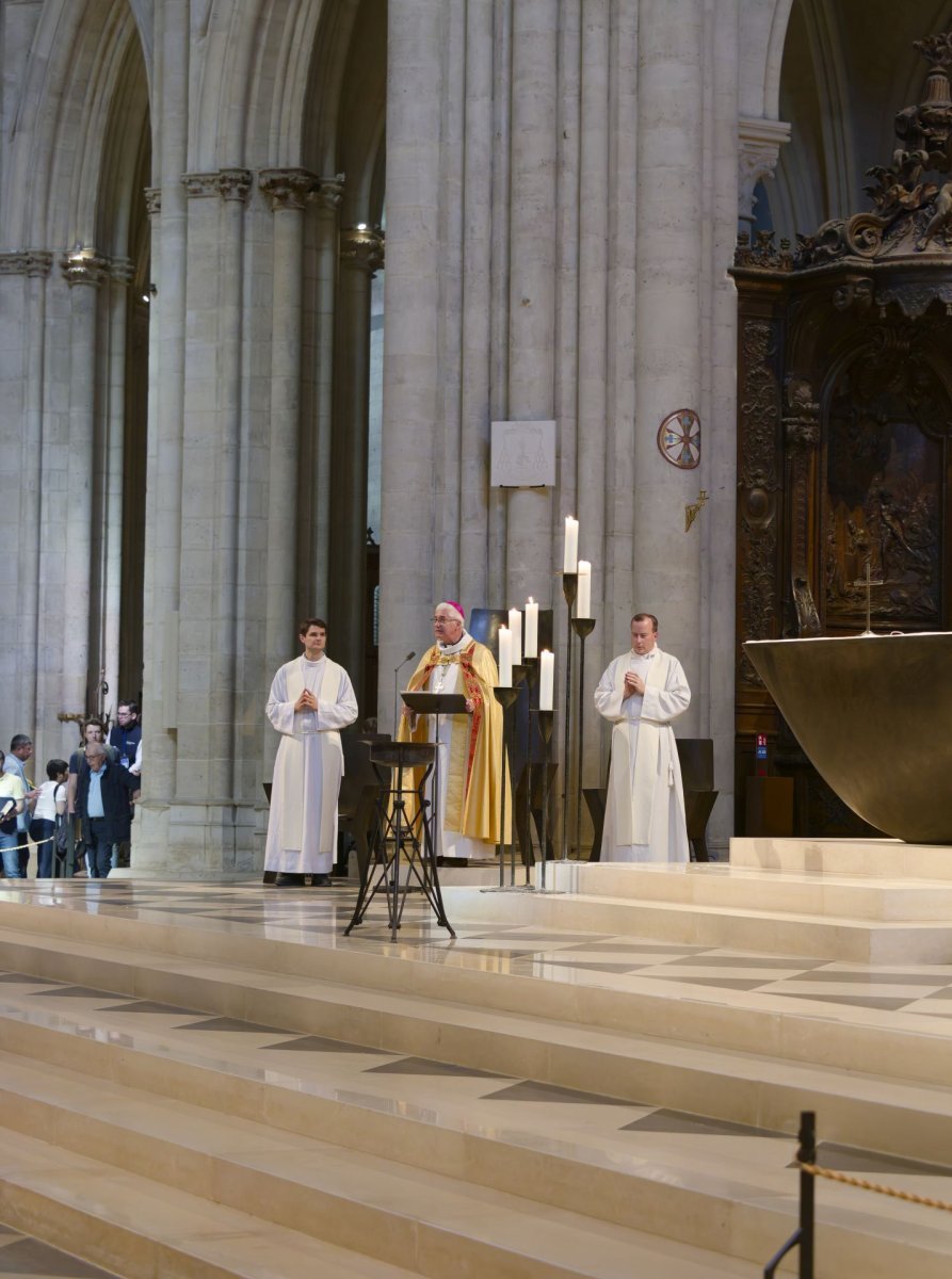 Vêpres à Notre-Dame de Paris à l'arrivée de la marche pour les vocations. © Yannick Boschat / Diocèse de Paris.