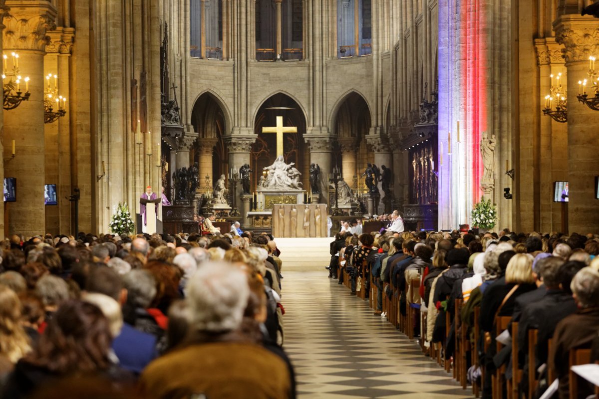 Messe à l'intention des victimes et de leurs proches et à (…). © Yannick Boschat / Diocèse de Paris.